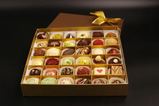 Michis Schokoatelier | Geschenkschachtel mit 36 Pralinen für Nougat-Freunde