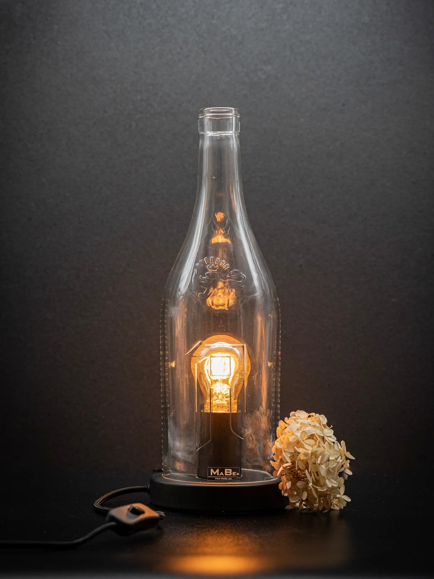 MaBe® Glasfaktur | Asbach Big Bottle – TischLampe & Windlicht in einem transparent Leuchtmittel: LED Spiral Filament Höhe:35 cm